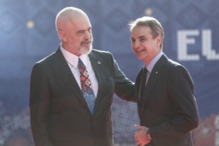 Me kusht mbështetjen e kapitalit po përparojnë pazaret për marrëdhëniet Athinë-Tiranë Me kusht mbështetjen e kapitalit po përparojnë pazaret për marrëdhëniet Athinë-Tiranë