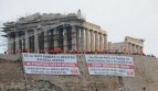 Transparente der KKE an der Akropolis als Zeichen der Solidarität für die Flüchtlinge
