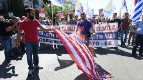 Tausende Menschen demonstrierten vor der Botschaft der USA in Athen gegen das Abkommen über den Ausbau der NATO-Militärstützpunkte